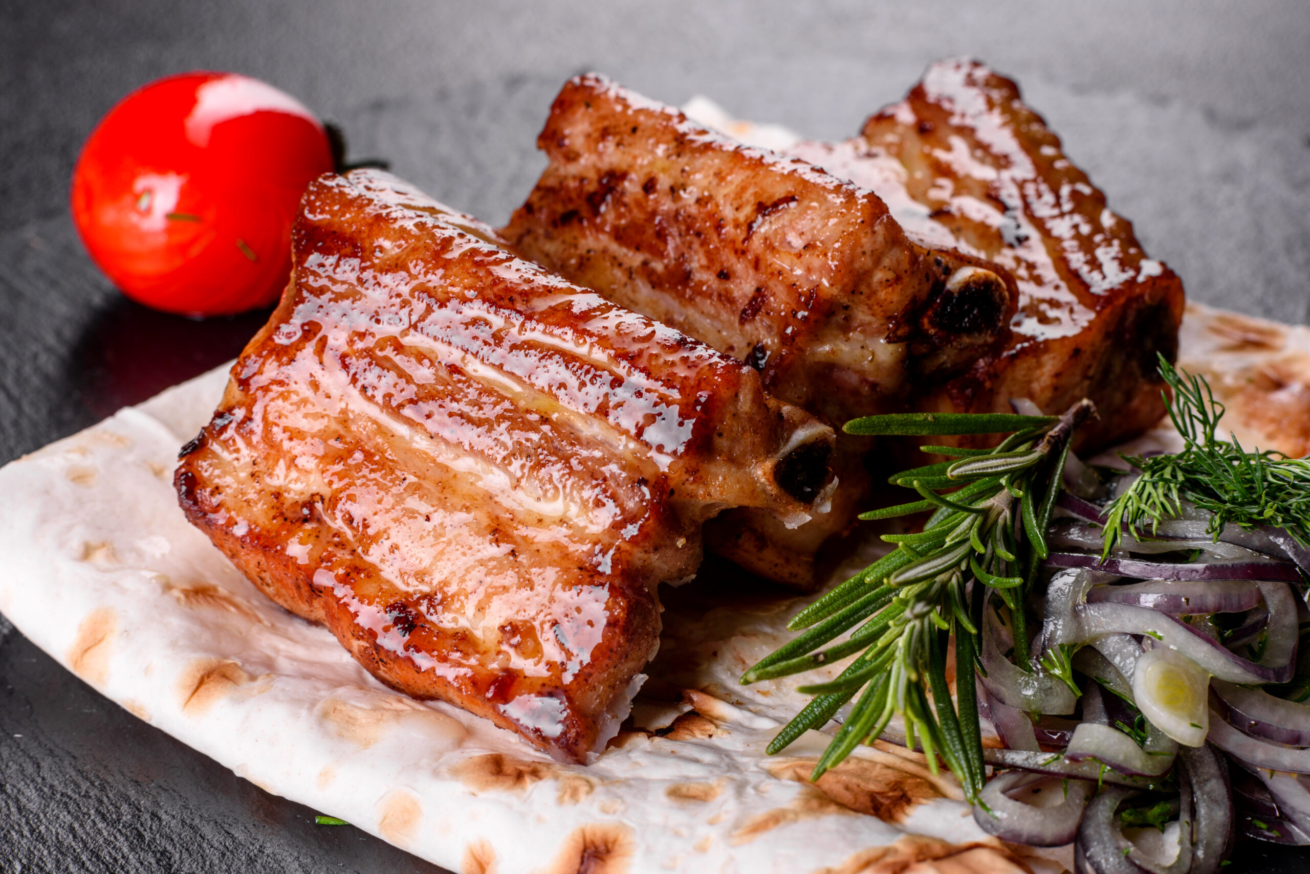 Steak new-yorkais avec frites et salade.